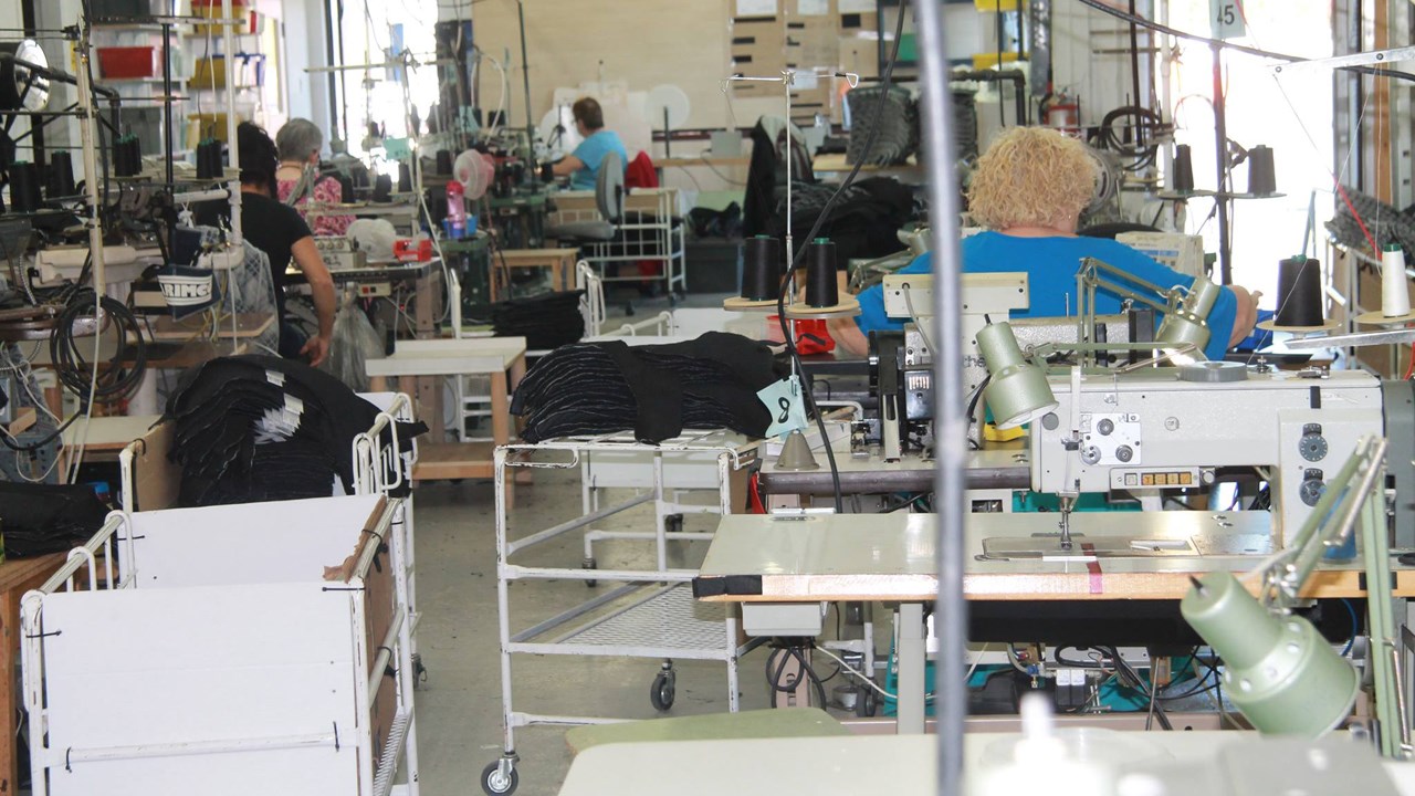 L'usine, spécialisée en couture industrielle, fait travailler 60 employés.