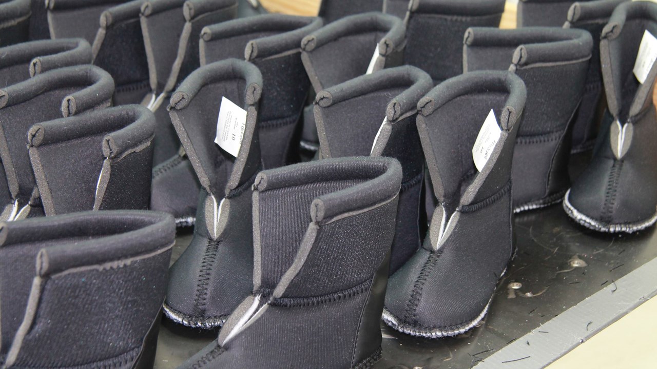 On y fabrique entre autres des semelles et chaussons pour bottes d'hiver.