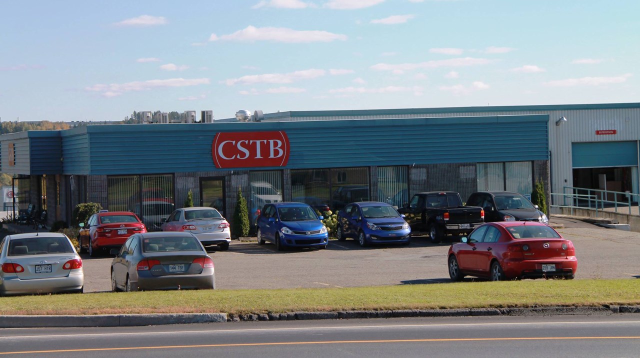 C'est en voyant cette enseigne, que l'on aperçoit de la 90e Rue, qu'un autre client beauceron de CSTB a eu l'idée de garder la confection des vadrouilles Vileda au Québec.