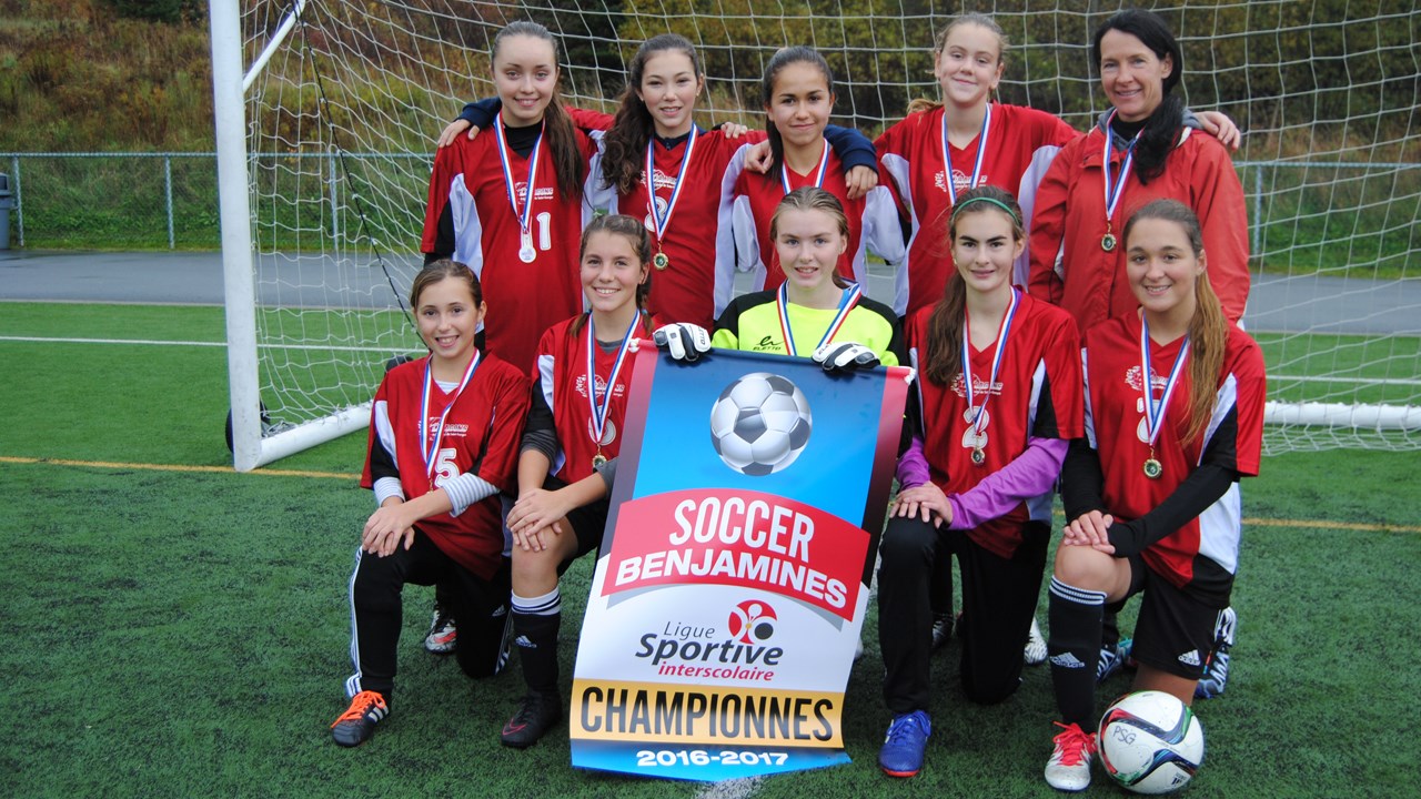 Du côté féminin, la Polyvalente de Saint-Georges a gagné 2 à 1 contre celle de Black Lake. L'École des Deux-Rive a pour sa part terminé en troisième place.
