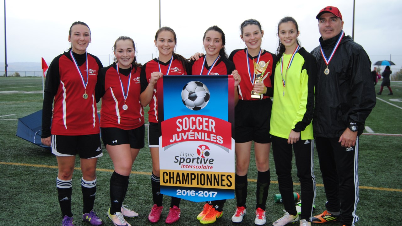 Dans le Juvénile A féminin, la troisième formation de la polyvalente de Saint-Georges s'est imposée contre celle de la polyvalente de Thetford par la marque de 4 à 1.