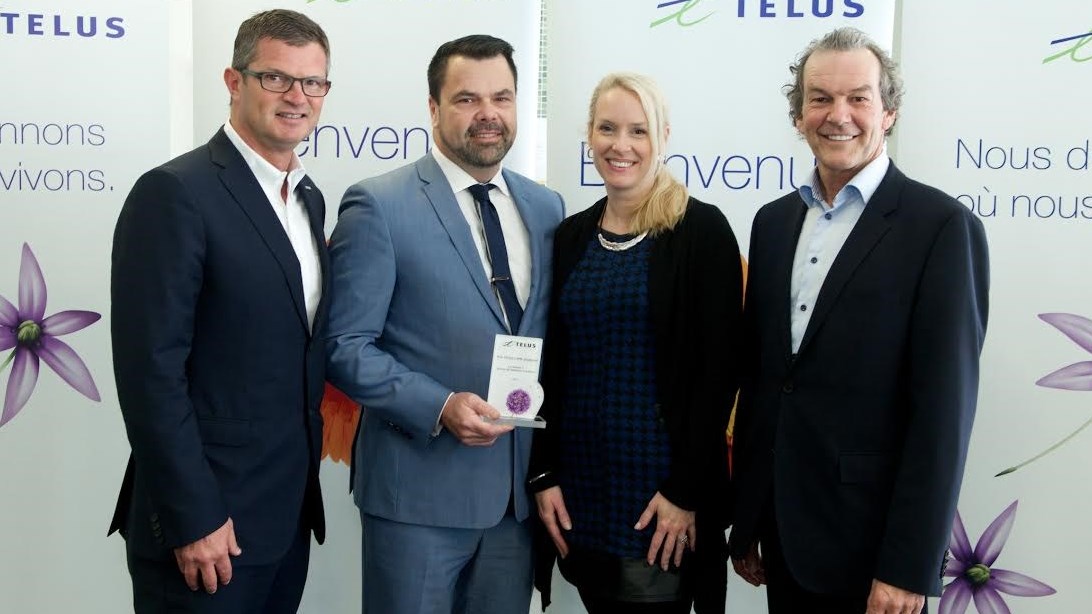 L’an dernier, Le George V a reçu le « Prix TELUS | PME impliquée ». Sur la photo, les représentants du George V, Guy Michaud et Véronique Hébert, sont entourés de Marc Coulombe (Comité d’investissement communautaire de TELUS à Québec) et de Jean-François St-Germain (TELUS). Les deux autres entreprises finalistes était alors Chocolats favoris et Beauce Atlas.