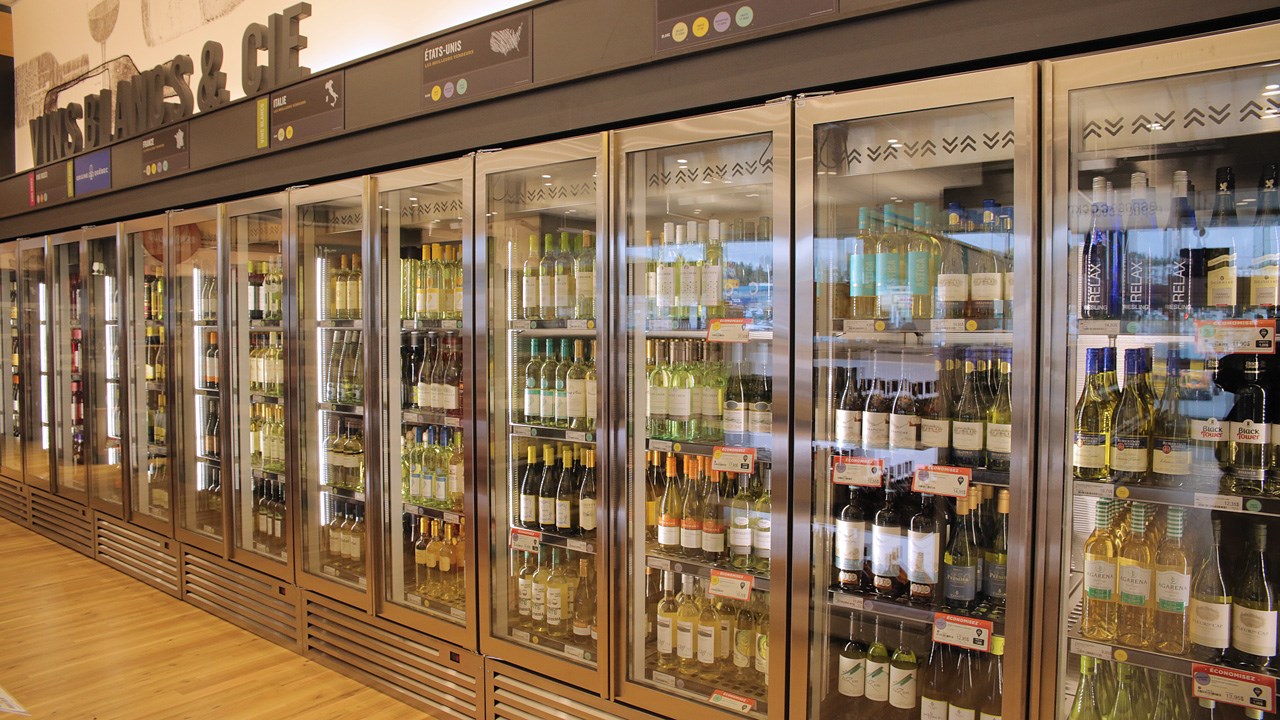 La majorité des vins blancs, vins mousseux et quelques champagnes seront conservés au frigo.
