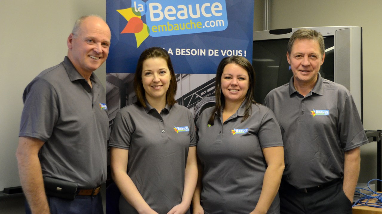 Le directeur du développement des affaires de Développement économique Nouvelle-Beauce, Claude Drouin, la coordonnatrice de la Beauce embauche, Cassiopée Dubois, la directrice générale du Conseil économique de Beauce et le directeur général du CLD Robert-Cliche, Daniel Chainé, ont présenté le projet-pilote lors d'une conférence de presse à Sainte-Marie.