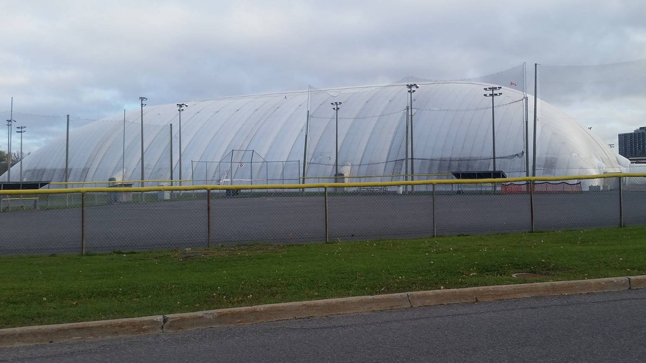 Une structure gonflable, comme celle que l’on retrouve au-dessus du stade Victoria à Québec, pourrait être érigée sur le terrain synthétique derrière le Cégep Beauce-Appalaches.