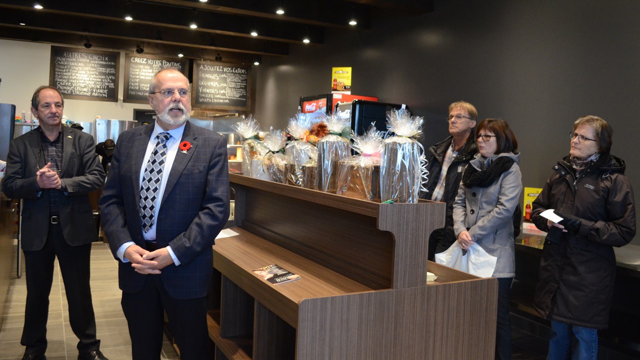 Ouverture officielle de la station-service Shell et de la Poutine d'or