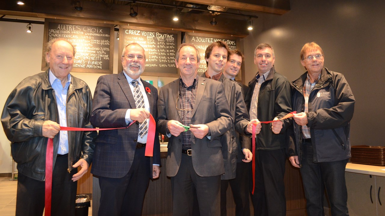 Ouverture officielle de la station-service Shell et de la Poutine d'or