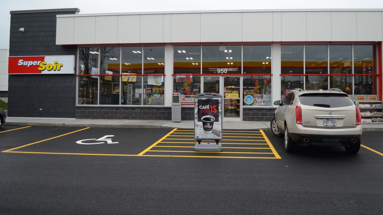 Ouverture officielle de la station-service Shell et de la Poutine d'or
