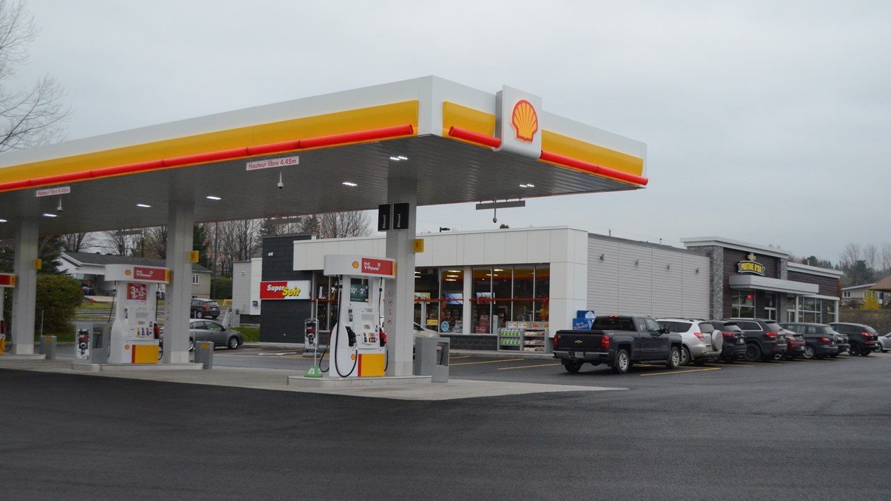 Ouverture officielle de la station-service Shell et de la Poutine d'or