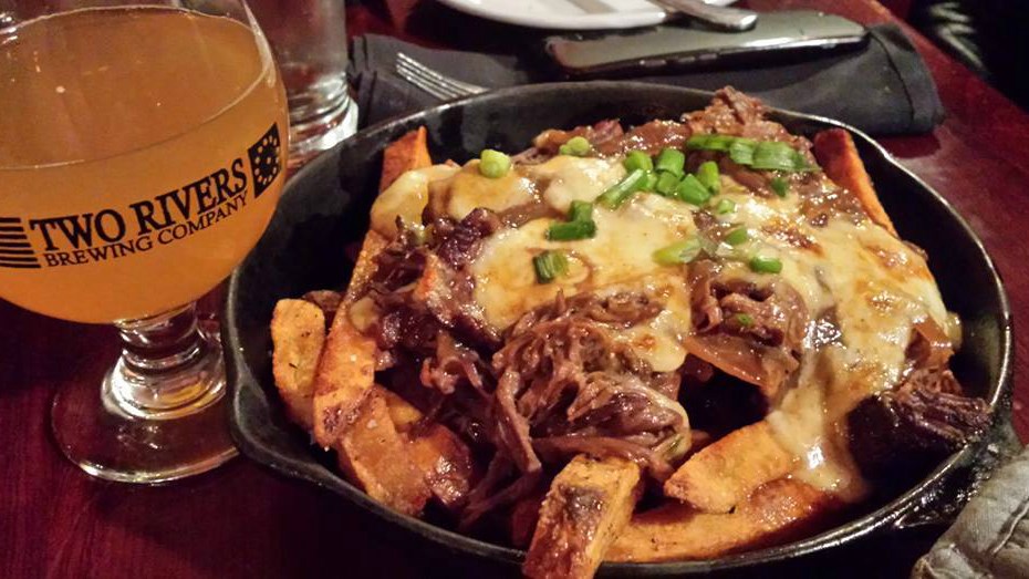 Napoli confirme qu'il a mangé la meilleure poutine au monde au Two Rivers à Eastern.