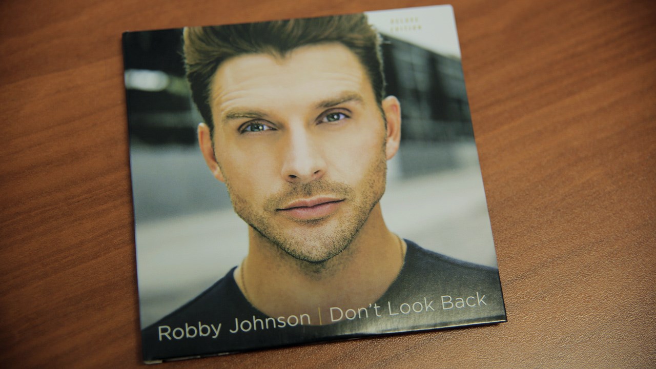 Robby Johnson présente deux nouvelles pièces dans un récent album.