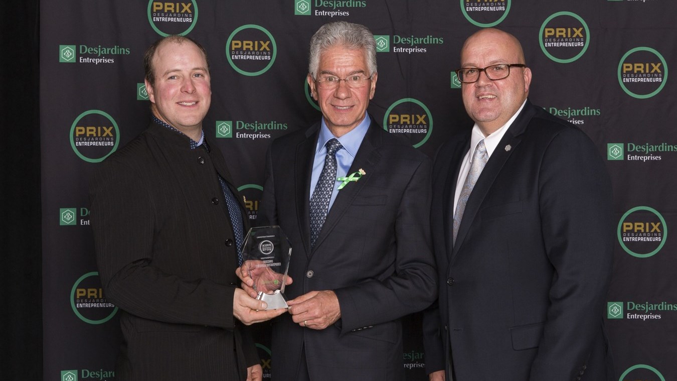 Jérôme Landry et Gaétan Roger, respectivement vice-président et chef de la direction d’Unicoop accompagnés de Michel Leclerc, de Desjardins Entreprises.