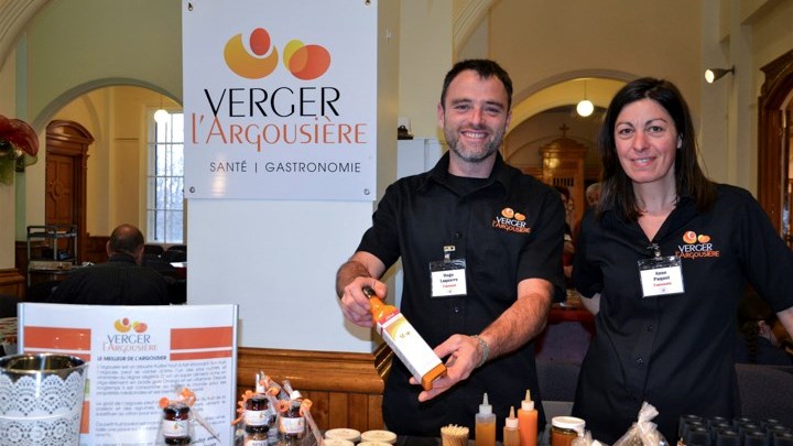 Hugo Laquerre et Anne Paquet, propriétaires du Verger l'Argousière, à Saint-Côme-Linière, ont reçu le prix coup de coeur des visiteurs de cette année. Ils seront les président et présidente d'honneur de la prochaine édition.