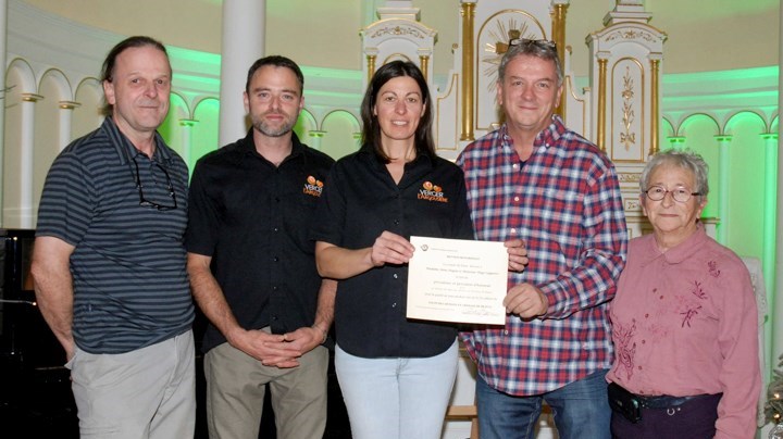 Claude Gagné, président des Artistes et Artisans de Beauce, Hugo Laquerre et Anne Paquet, propriétaires du Verger l'Argousière, désignés président et présidente d'honneur de l'édition 2017, Serge Nadeau, artiste peintre et président d'honneur 2016, Lise Thibodeau, coordonnatrice du Salon.