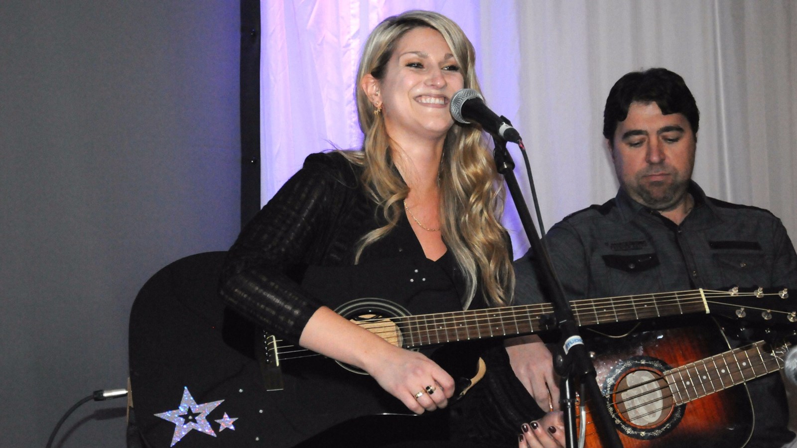 la chanteuse Émilie Bouchard de Saint-Gédéon, qui est en plein essor, a interprété des pièces du spectacle Dunort, ainsi que deux pièces de son répertoire à la fin de la présentation.