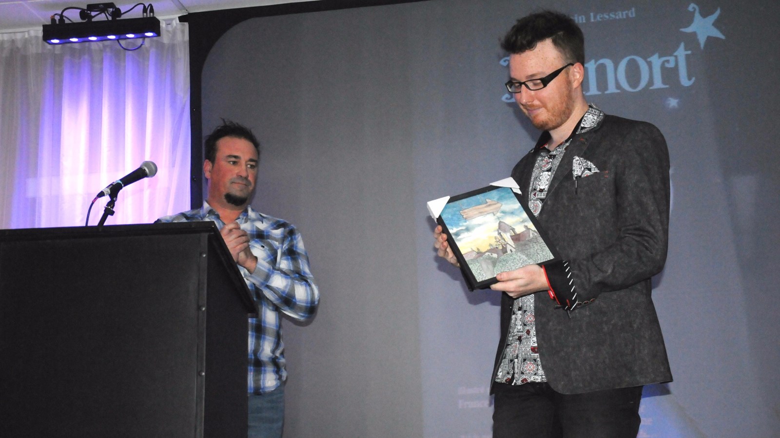 Alain Lessard présente le livre illustré pour enfants Dunort lors de son lancement