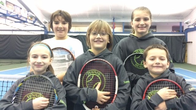 Les jeunes beaucerons au circuit Futures Stars de Saint-Georges avec, à l'arrière Albert Lacasse et Caroline Williams et à l'avant Catherine Rodrigue, Jean-Raphaël Côté et Émile Laflamme.