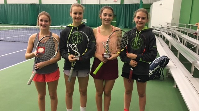 Au tournoi de 16 ans de Drummondville, de gauche à droite, Julianne Durocher, Annabelle Williams, Audrey-Ann Caron et Marianne Williams.