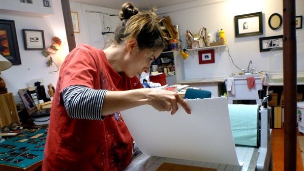 L'artiste Emmanuelle Breton dans son atelier de Lac-Etchemin. 