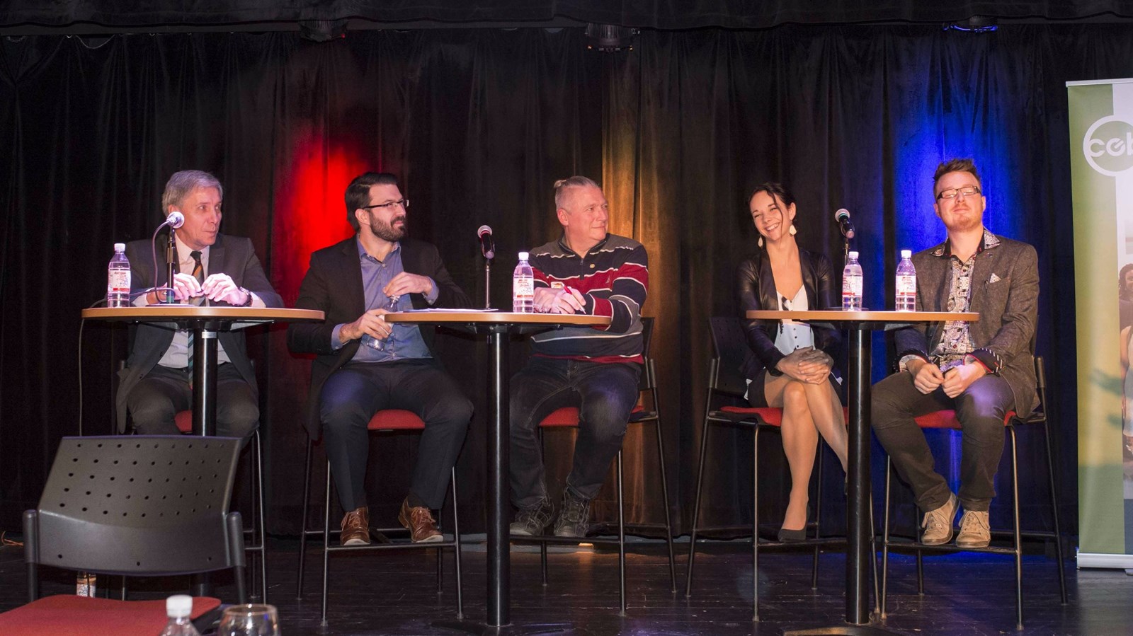 Cinq acteurs culturels de Beauce étaient invités à venir s'exprimer au cours d'une table ronde : de gauche à droite Luc Thibodeau de Beauce Art, Olivier Duval pour la Cabane à swing, Vincent Quirion de la Société lyrique de Beauce, puis Paméla Doyon et Alain Lessard tous deux impliqués dans l'organisme Pixels d'étoile.