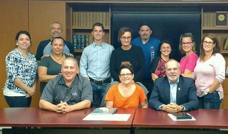 L'équipe du comité organisateur du 11e Relais pour la vie de Saint-Georges, avec, de gauche à droite : Marie-Andrée Sylvain, Jean Lessard, Anick Quinn, André Longchamps, Adam Veilleux, Anne Desrousseaux, Mireille Tardif, Mario Busque, Sylvie Poulin, Claude Morin, Isabelle Duval et Karine Tanguay.