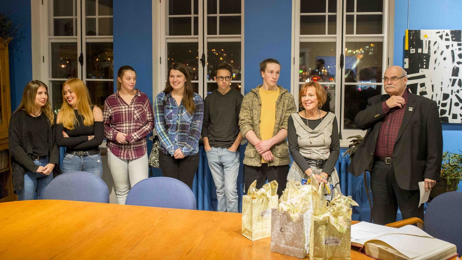 Zoé, Tyfanny, Camille, Alice, Maxime et Michael ont participé au sixième échange étudiant organisé par le comité de jumelage Saint-Georges-Lisieux, présidé par Guy-Paul Côté, sur la droite de la photo. Solange Thibodeau, de la ville de Saint-Georges, était présente à la cérémonie.