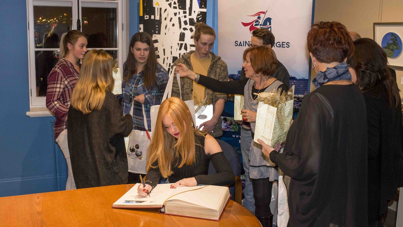 Les étudiants étaient invités à signer le livre d'or de la ville de Saint-Georges au cours de la cérémonie qui s'est déroulée hier soir au Centre culturel Marie-Fitzbach de Saint-Georges.