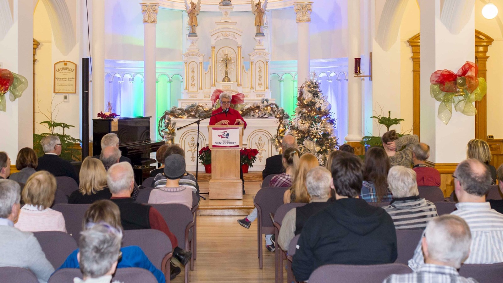 Carole Paquet, directrice du service des loisirs et de la culture de Saint-Georges, a tenu un discours très émouvant sur les valeurs du temps des Fêtes à l'occasion de l'inauguration des nouvelles expositions hivernales de Saint-Georges.