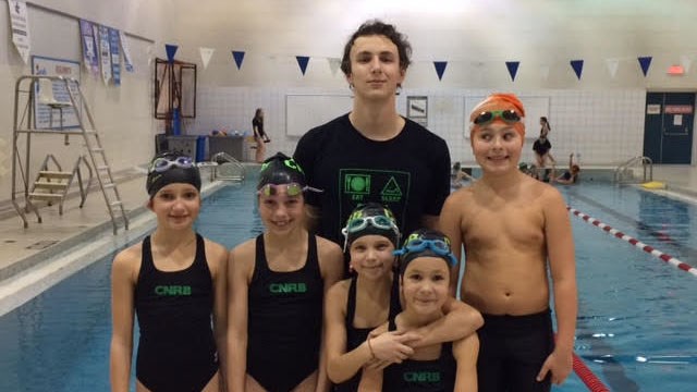 Trois médailles de bronze et deux d'argent ont été remportées par le club de natation régional de Beauce au cours de la compétition provinciale qui s'est tenue à Sainte-Foy du 25 au 27 novembre. Sur la photo Mathilde Sirois, Stéphanie Dubois-Lemieux, Alexia Brassard, Mya Fortin et Julien Rhéaume, avec à l'arrière l'assistant-coach Vincent Côté.
