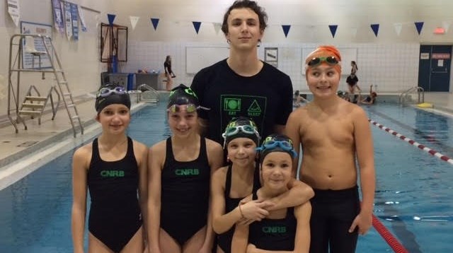 Mathilde Sirois, Stéphanie Dubois-Lemieux, Alexia Brassard, Mya Fortin et Julien Rhéaume, avec à l'arrière l'assistant-coach Vincent Côté. (De gauche à droite, absentes de la photo: Anna Tanguay et Gabrielle Fortier)