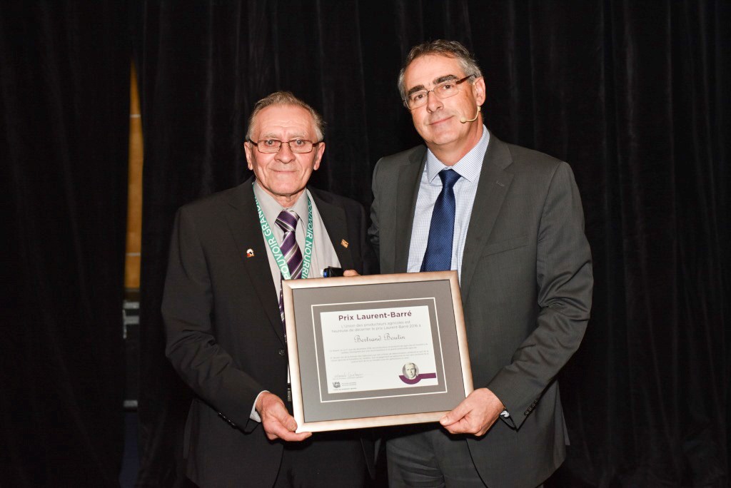 Bertrand Boutin a reçu le jeudi 1er décembre le prestigieux Prix Laurent-Barré des mains du président directeur général de l'Union des producteurs agricoles Marcel Groleau.