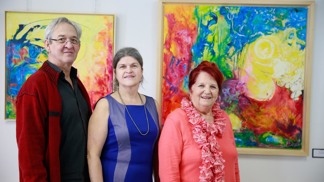 Les propriétaires de la galerie Hors Cadre, Denis Roy et Carole Labbé en compagnie de l'artiste peintre Yvéte Faucher.
