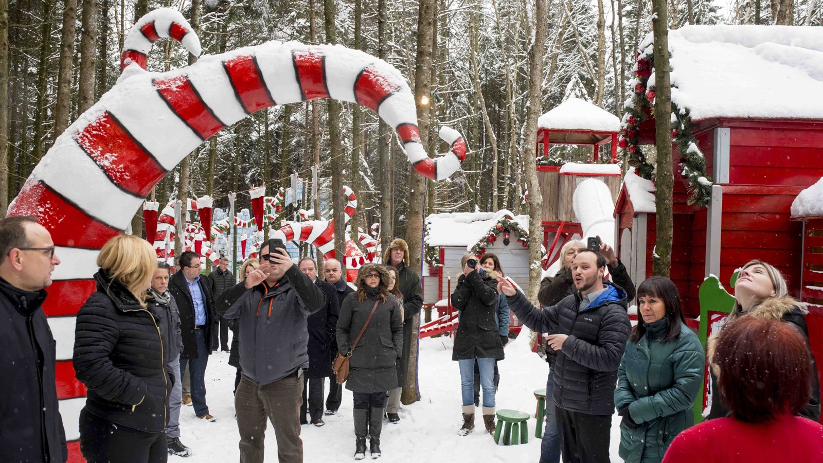 Karl Boucher, directeur marketing du nouveau Woodooliparc, a fait visiter l'espace « Frima, la magie de Noël » aux invités présents à l'inauguration des lieux mercredi à Scott. Le parc ouvrira aux visiteurs le 16 décembre prochain, après avoir donné les dernières retouches à un décor déjà impressionnant. 