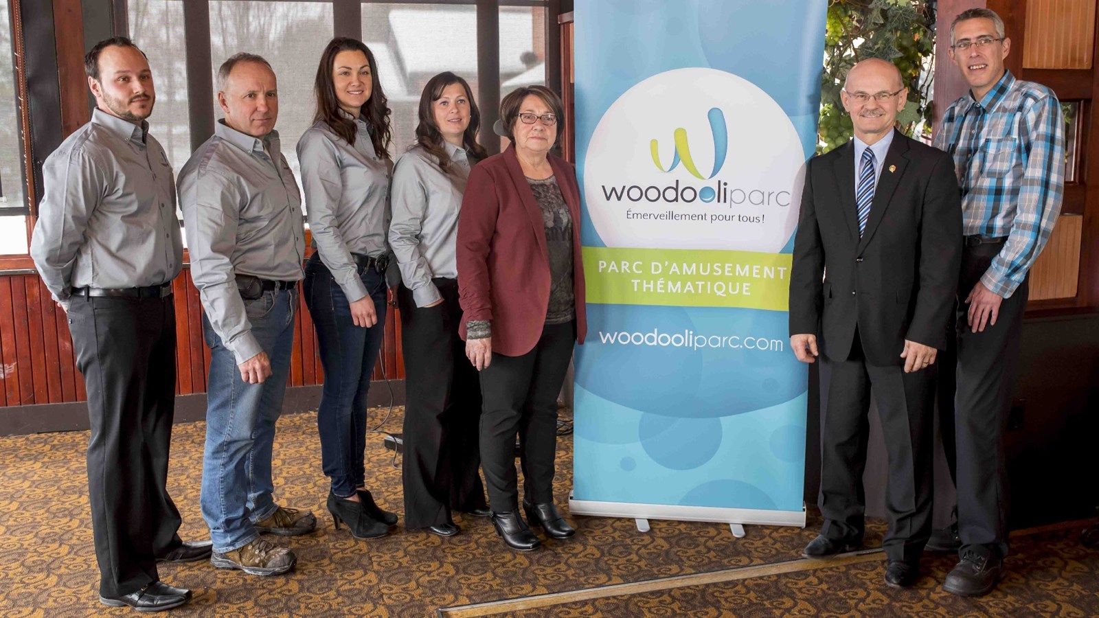 De gauche à droite, Karl Boucher, directeur du marketing, Éloi Thibodeau, concepteur des décors, Valérie Rodrigue, directrice du développement des affaires, Claudia Poulin, coordonnatrice de la magie, Marielle Boulianne, propriétaire et présidente du nouveau parc, Richard Lehoux, préfet de la MRC de la Nouvelle-Beauce et Stéphane Brown, attaché politique d'André Spénard, député de Beauce Nord. 