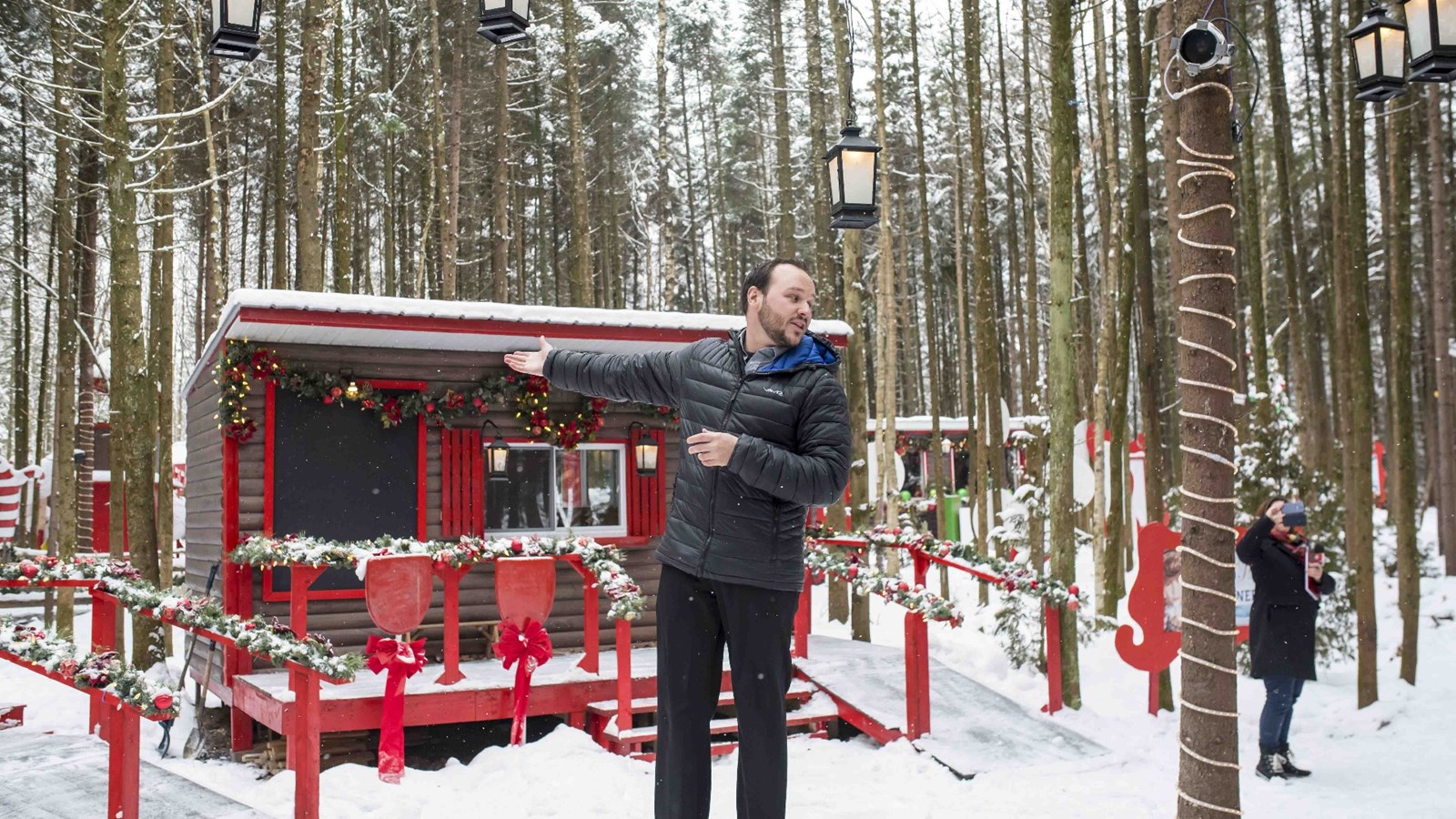 Karl Boucher, porte-parole du nouveau Woodooliparc, a fait visiter les lieux aux personnes invitées au lancement du nouveau site, dont le secteur dédié à la magie de Noël, Frima, ouvrira ses portes le vendredi 16 décembre. 