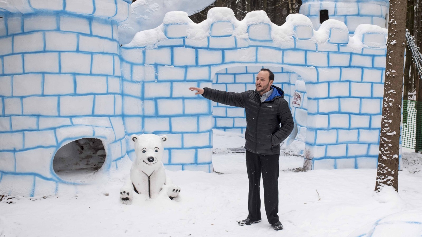 Karl Boucher, porte-parole du nouveau Woodooliparc, a fait visiter les lieux aux personnes invitées au lancement du nouveau site, dont le secteur dédié à la magie de Noël, Frima, ouvrira ses portes le vendredi 16 décembre. 