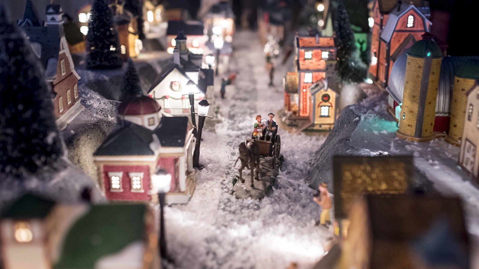 Parmi les surprises du nouveau Woodooliparc, le château du Père Noël renfermera une exceptionnelle collection de plus de 600 maisons miniatures achetées à un collectionneur beauceron. Un décor féérique qui donnera l'impression de survoler les toits d'une ville extraordinaire sur le traîneau du Père Noël. 