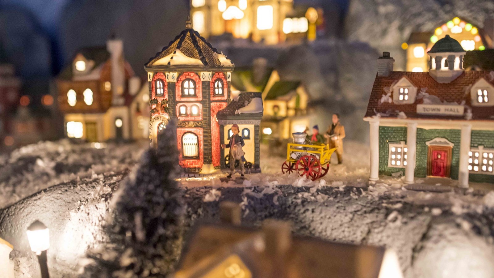 Parmi les surprises du nouveau Woodooliparc, le château du Père Noël renfermera une exceptionnelle collection de plus de 600 maisons miniatures achetées à un collectionneur beauceron. Un décor féérique qui donnera l'impression de survoler les toits d'une ville extraordinaire sur le traîneau du Père Noël. 