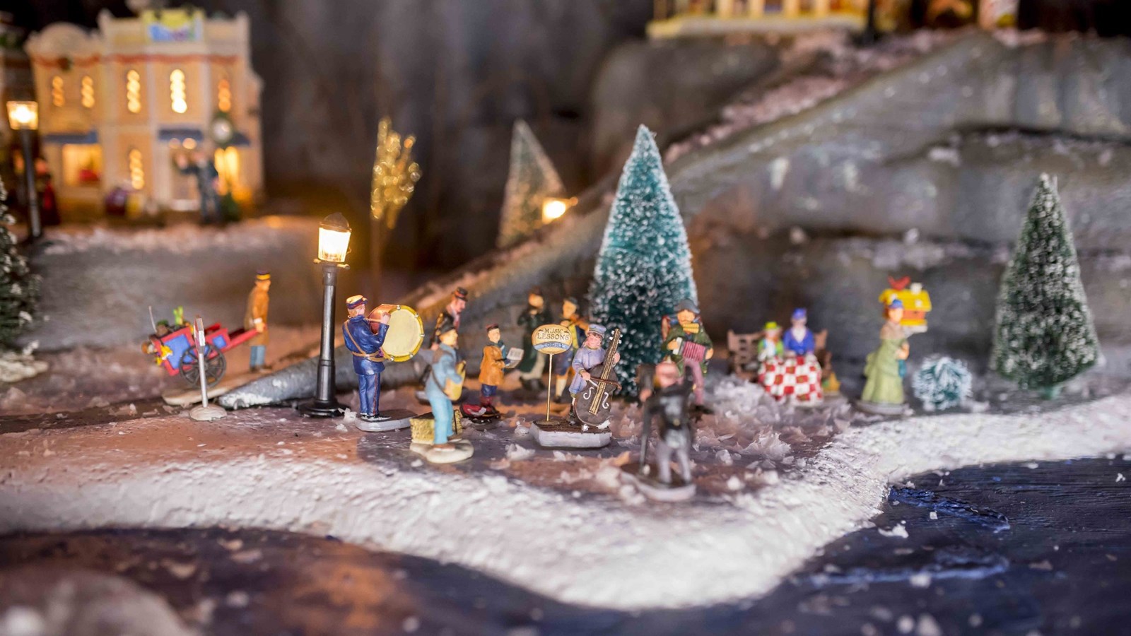 Parmi les surprises du nouveau Woodooliparc, le château du Père Noël renfermera une exceptionnelle collection de plus de 600 maisons miniatures achetées à un collectionneur beauceron. Un décor féérique qui donnera l'impression de survoler les toits d'une ville extraordinaire sur le traîneau du Père Noël. 