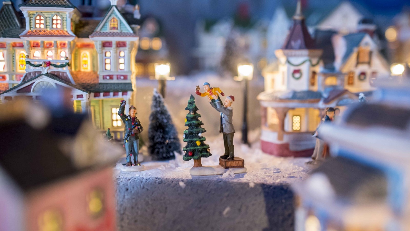 Parmi les surprises du nouveau Woodooliparc, le château du Père Noël renfermera une exceptionnelle collection de plus de 600 maisons miniatures achetées à un collectionneur beauceron. Un décor féérique qui donnera l'impression de survoler les toits d'une ville extraordinaire sur le traîneau du Père Noël. 