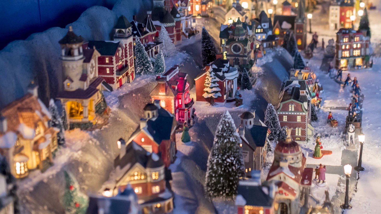 Parmi les surprises du nouveau Woodooliparc, le château du Père Noël renfermera une exceptionnelle collection de plus de 600 maisons miniatures achetées à un collectionneur beauceron. Un décor féérique qui donnera l'impression de survoler les toits d'une ville extraordinaire sur le traîneau du Père Noël. 