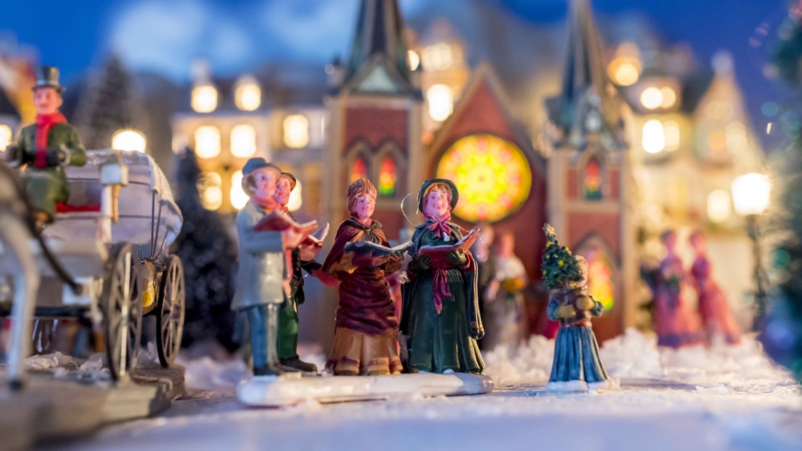 Parmi les surprises du nouveau Woodooliparc, le château du Père Noël renfermera une exceptionnelle collection de plus de 600 maisons miniatures achetées à un collectionneur beauceron. Un décor féérique qui donnera l'impression de survoler les toits d'une ville extraordinaire sur le traîneau du Père Noël. 