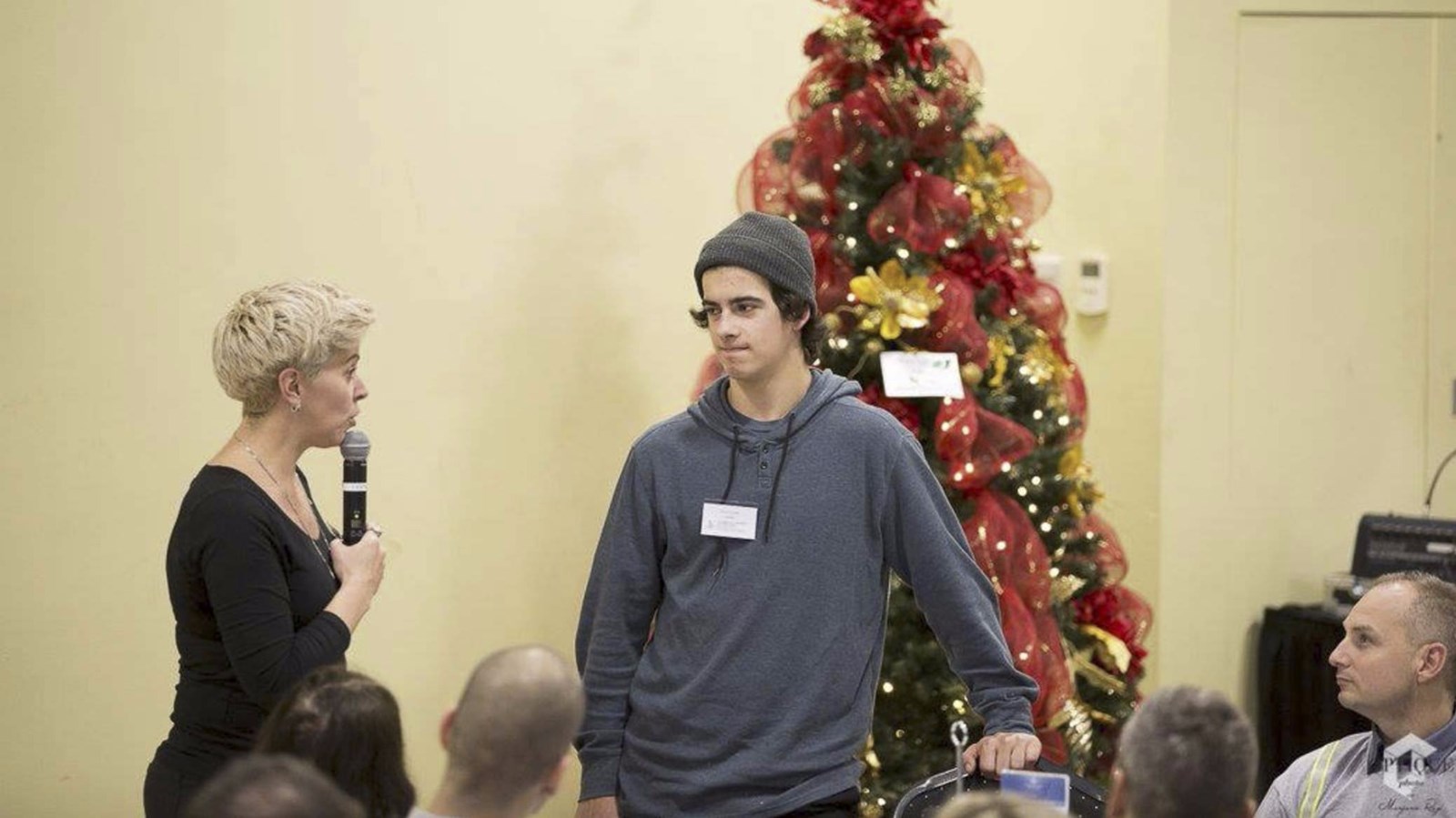 Le champion mariverain de snowboard cross Eliot Grondin a profité du Grand réseautage 5 à 9 organisé à Sainte Marie mercredi dernier par la Chambre de commerce pour rechercher des commanditaires.  