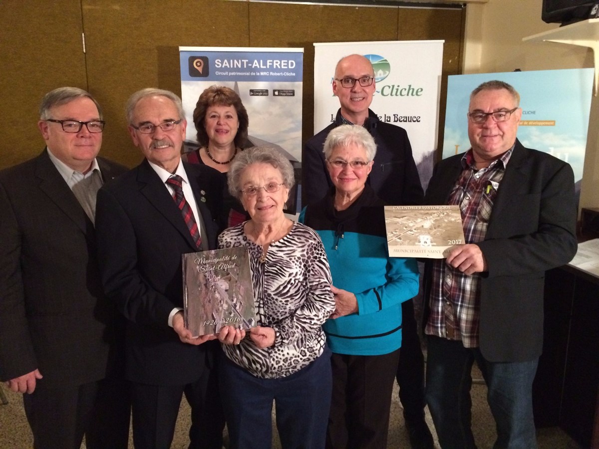 De gauche à droite : Luc Provençal, préfet de la MRC Robert-Cliche, Jean-Roch Veilleux, maire de Saint-Alfred, Angéline Veilleux Thibodeau, tante du précédent, Diane Jacques, directrice générale de la municipalité de Saint-Alfred, Julienne Veilleux, membre du comité du livre, René-Claude Grenon, auteur du livre et Laurent Veilleux, membre du comité du livre.