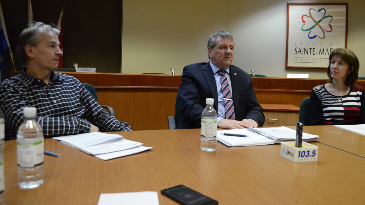 Le directeur général, Jacques Boutin, le maire, Gaétan Vachon, et la directrice du Service des finances et de l'administration, Lucie Gravel, ont présenté le budget de Sainte-Marie lors d'un entretien avec les médias lundi après-midi.