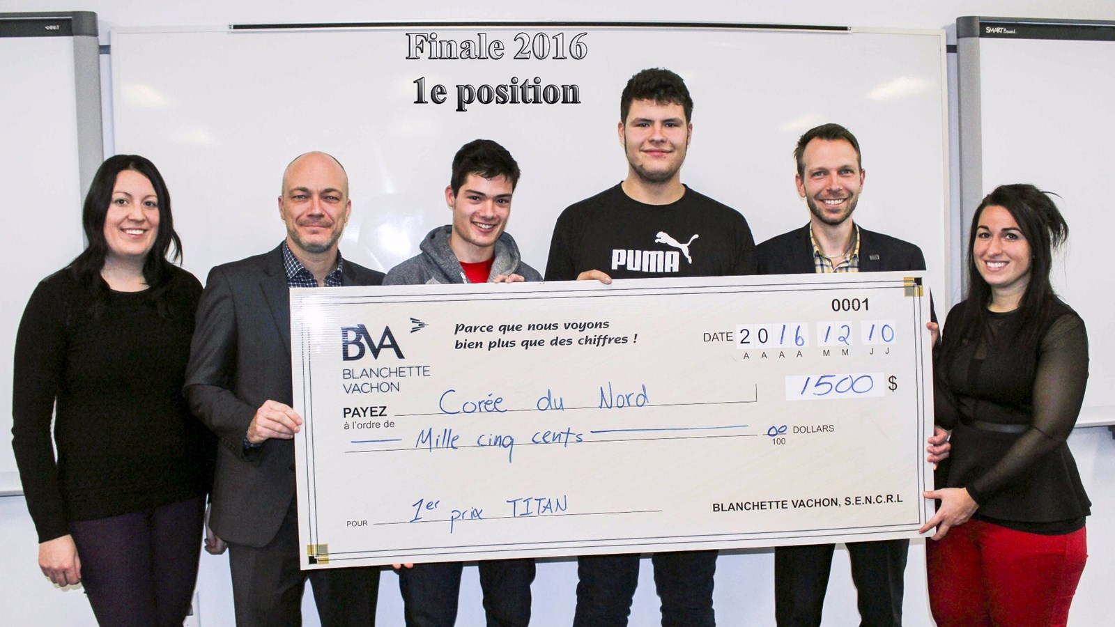 Samuel Bolduc et Christopher Fortin, à la tête de l'équipe Corée du Nord, ont remporté le 1er prix du 5e Défi Blanchette-Vachon au Cégep Beauce-Appalaches. Ils sont entourés de membres du cabinet comptable Blanchette-Vachon, avec, de gauche à droite, Amélie Aubé-Giroux, Jonathan Maheux, Sébastien Boily et Karen Talbot.