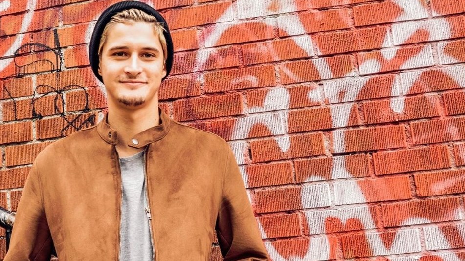 Vincent Dupont signe son premier contrat de disque avec Evolution/Polaris Records