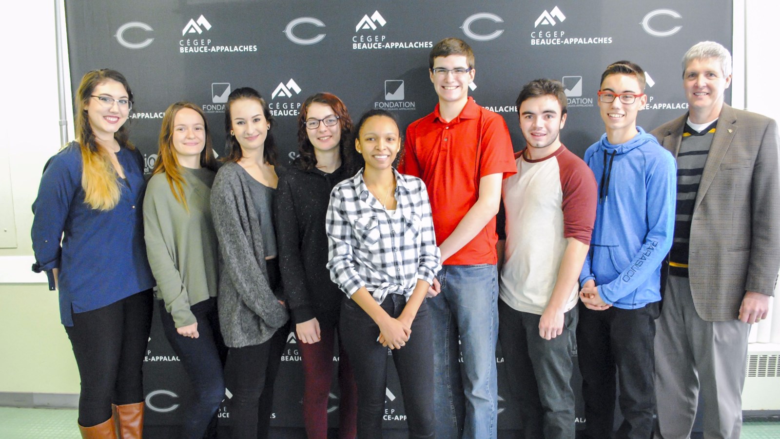 Un total de 4500$ de bourses a été remis à quinze étudiants du Cégep Beauce-Appalaches à Saint-Georges. Sur la photo, de gauche à droite, Élisabeth Dupuis, représentante de la Fondation, Adrielle Pelchet-Rochette, Claudia Moisan, Samantha Lavoie, Anne-Joa César, Antoine Drapeau, Marc-Antoine Poulin, Raphaël Morin et Georges Salvas, directeur de la Fondation.
