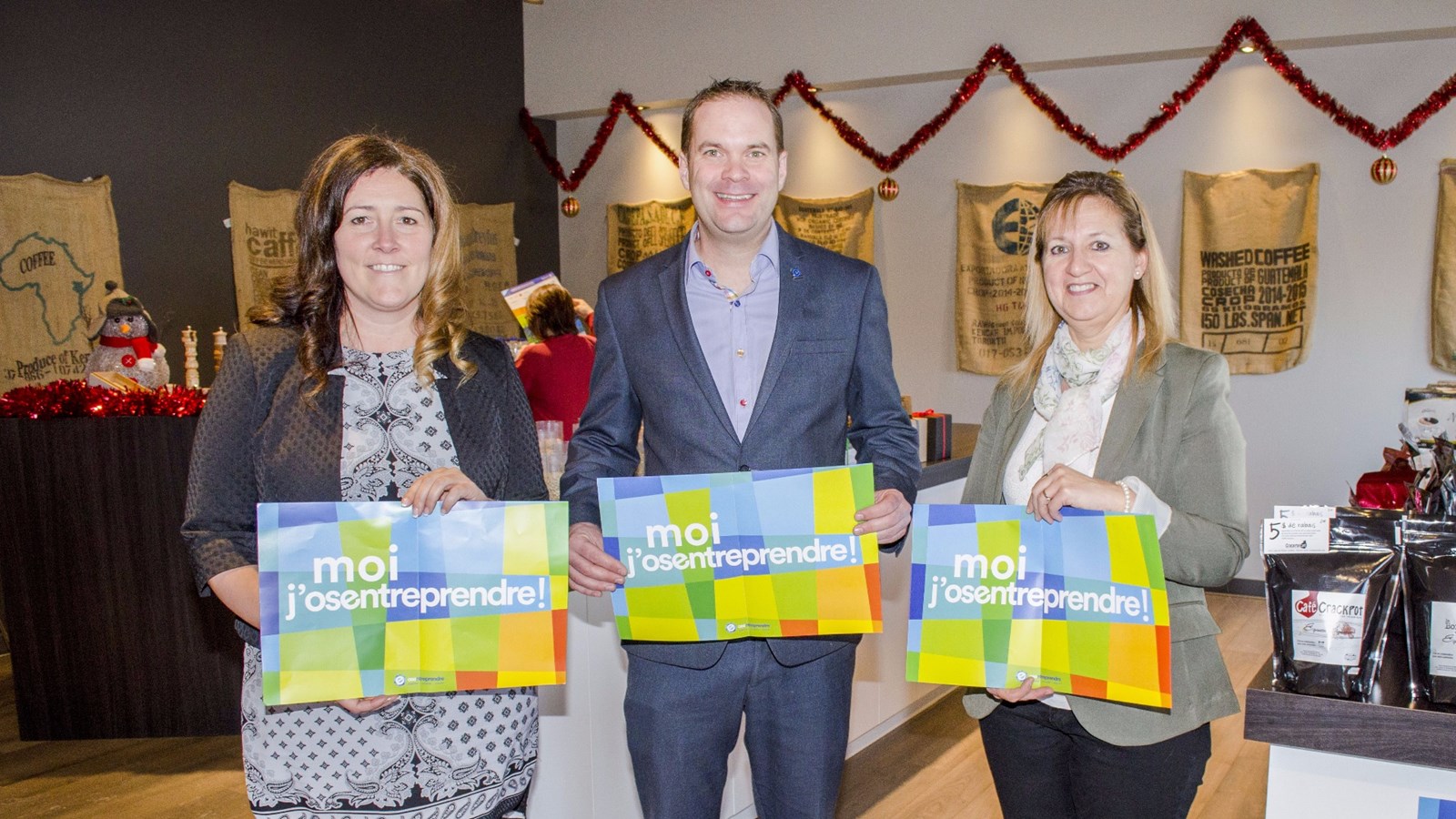 Le 19e Défi OSEntreprendre a été ouvert pour la région Chaudière-Appalaches. Les entrepreneurs beaucerons qui souhaitent y participer auront jusqu'au 14 mars pour déposer leur candidature. Sur la photo, Dany Gilbert, présidente d'honneur de l'édition 2017, Éric Darveau, directeur général adjoint, développement du réseau et des partenariats et Christine Lévesque, coordonnatrice régionale du Défi.