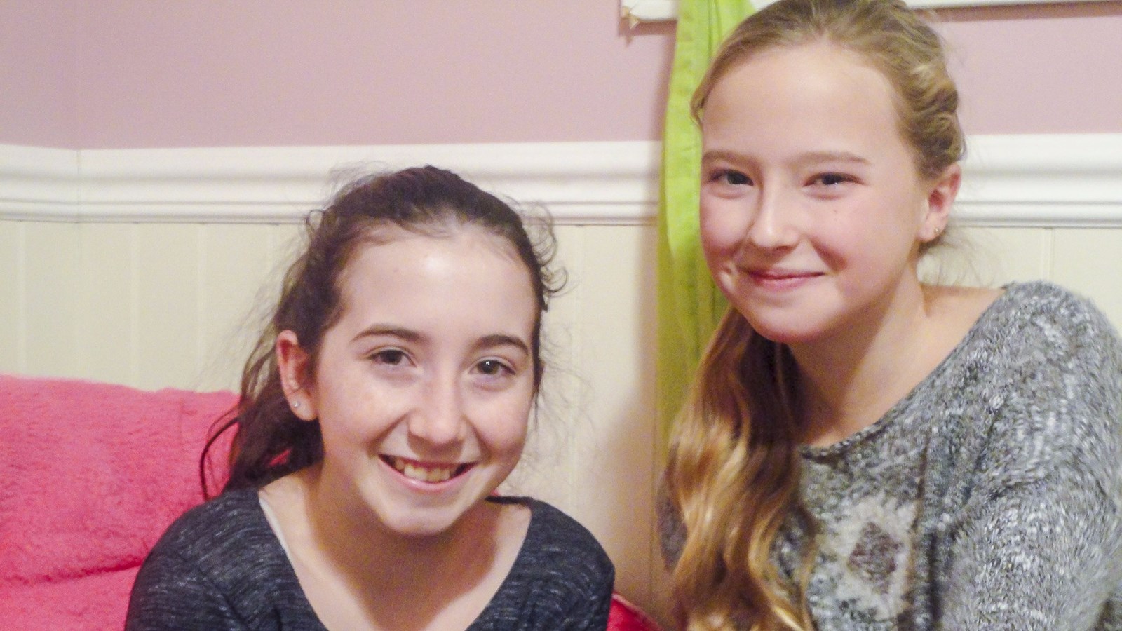 Mia Boucher et Myriam Parent, respectivement âgées de 12 et 14 ans et originaires de Saint-Honoré-de-Shenley, ont remporté le concours d'écriture « Les mots magiques », ouvert aux adolescents de la MRC Beauce-Sartigan.
